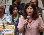 Cristina Colom, una de las pediatras despedidas, explico que el paro se viene realizando "desde hace una semana de manera ininterrumpida, ante el despido de 15000 trabajadores"